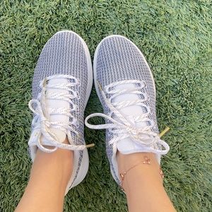 Under Armour Black & White Snekaers